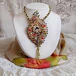 Collier L&rsquo;Oiseau des Iles brod&eacute; fa&ccedil;on Art Nouveau sur une su&eacute;dine avec une estampe o&ugrave; se niche diff&eacute;rents cristaux de tailles et couleurs diff&eacute;rentes, des rocailles Miyuki et des perles Antiques 